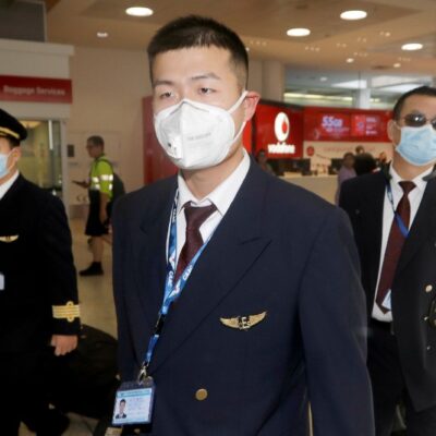 Comida caliente, mantas y diarios, las víctimas del coronavirus en aviones