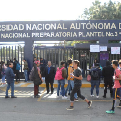 Encapuchados toman instalaciones de Prepa 3 de la UNAM