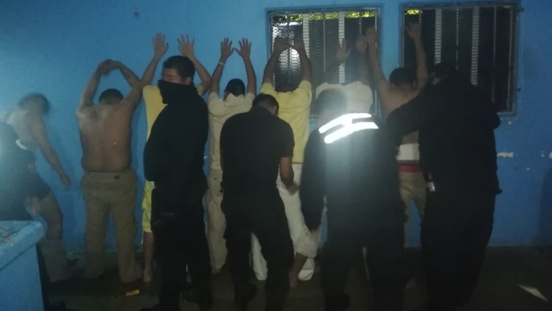 Decomisan celulares y puntas en cateo en Cereso de Morelos