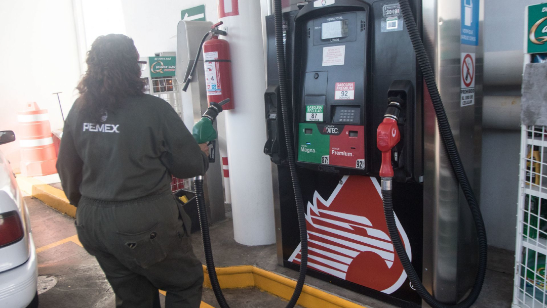 Fotografía que muestra a un despachador de gasolina, 31 enero 2020