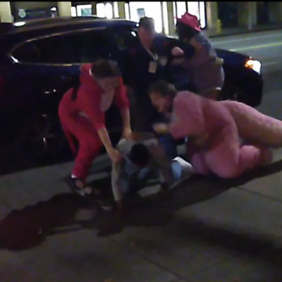 Video: Mujer golpeada por su novio es rescatada por un dinosaurio y sus amigos