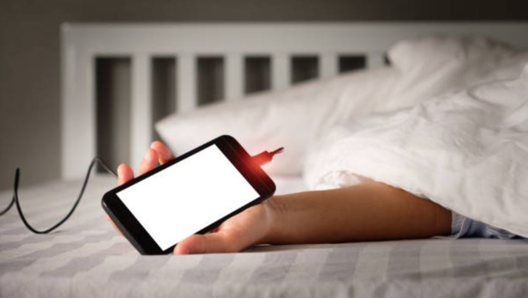 Dormir con celular cargando ocasionaría descarga eléctrica