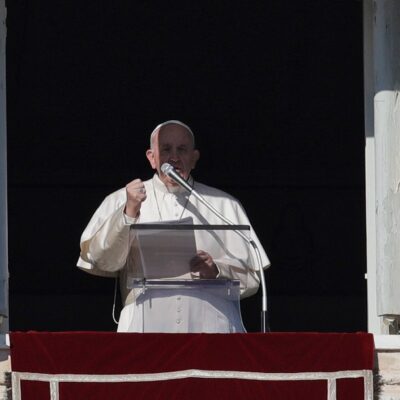 El Papa pide perdón por reprender a una mujer que le jaló la mano