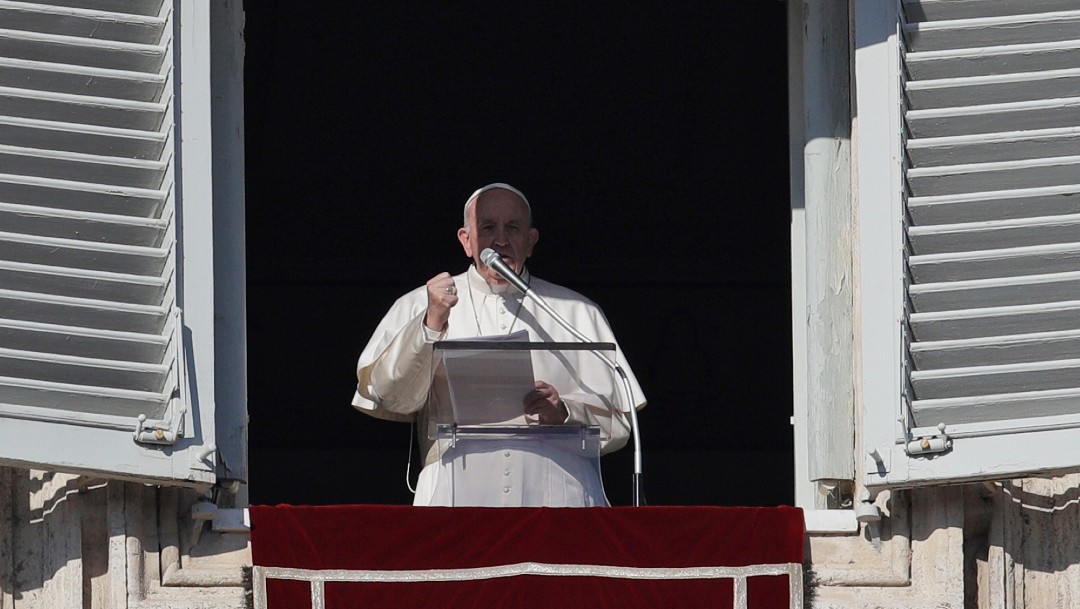 Foto: El papa pide perdón por reprender a una fiel que le jaló la mano