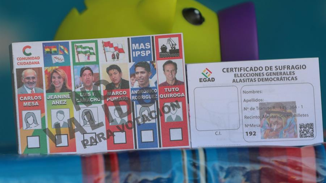 Foto: Replica de material electoral en miniatura de las elecciones nacionales del 2020 en Bolivia, 26 enero 2020