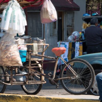 En apuros, vendedores de tamales de CDMX por prohibición de bolsas de plástico
