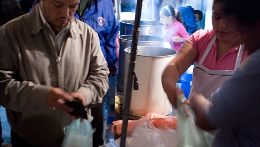 En apuros vendedores tamales por prohibición bolsas plástico