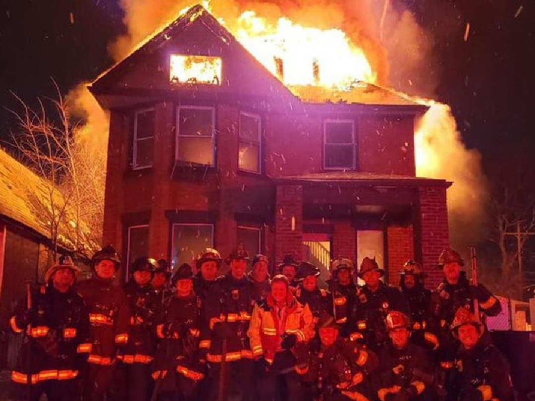 Foto: Bomberos se toman foto con casa en llamas y se hace viral, 2 de enero de 2020 (Twitter @UniNoticias)