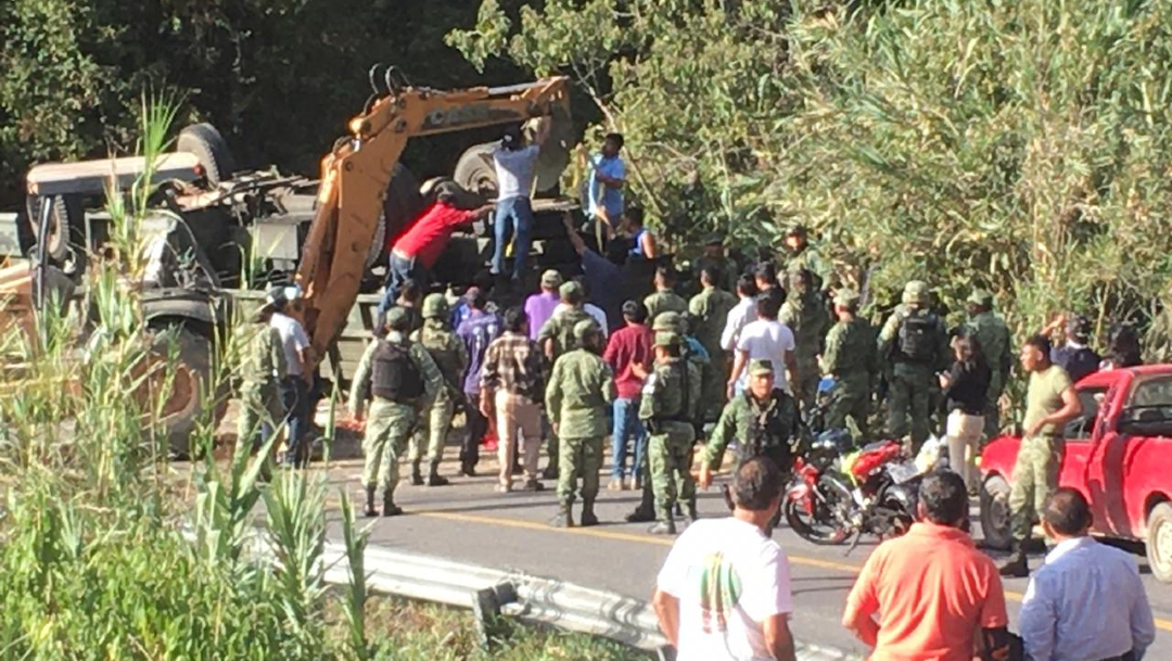 Foto: Volcadura deja tres soldados muertos y 35 lesionados en Oaxaca, 27 enero 2020, (Twitter @sethrojasmolina)