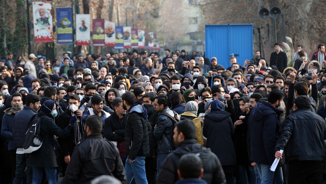 FOTO: Estudiantes iraníes protestan tras el derribo del avión ucraniano, el 14 de enero de 2020