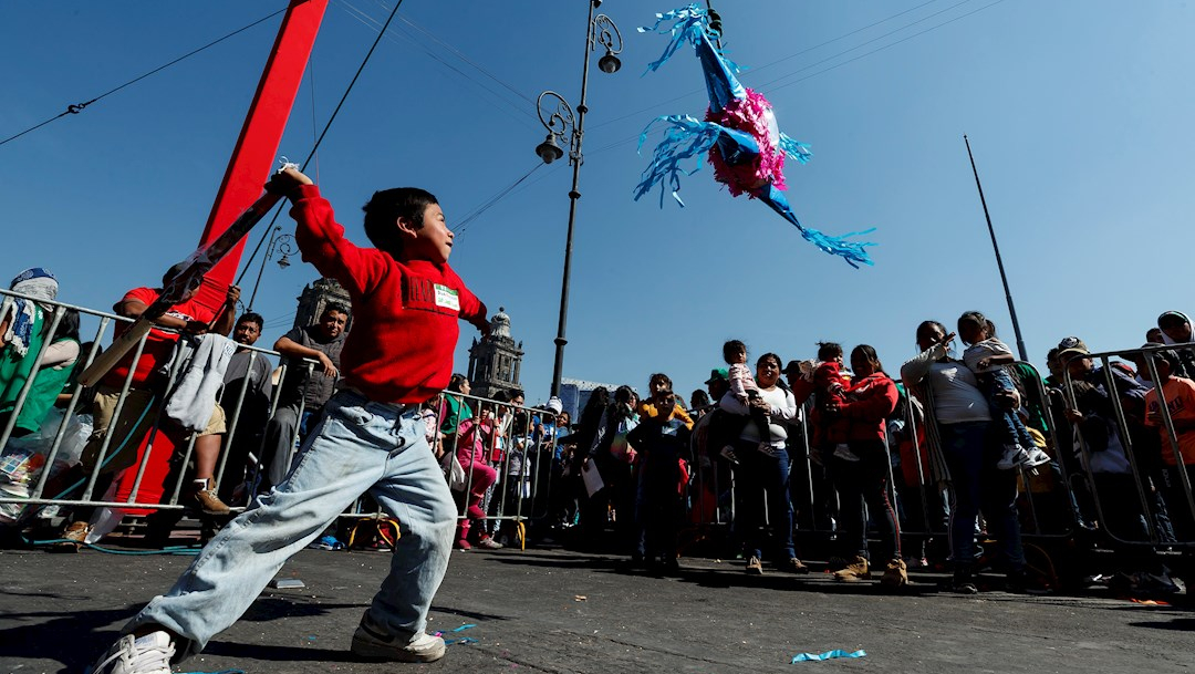 FOTO: Niños rompen piñatas en el festejo del Día de Reyes en la CDMX, el 06 de enero de 2020