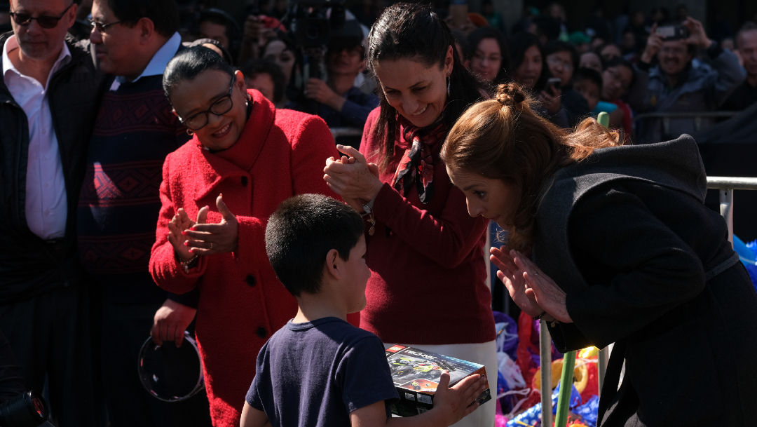 FOTO: Beatriz Müller otorgó regalos a los niños que asistieron a la celebración de Reyes Magos en la CDMX, el 06 de enero de 2020