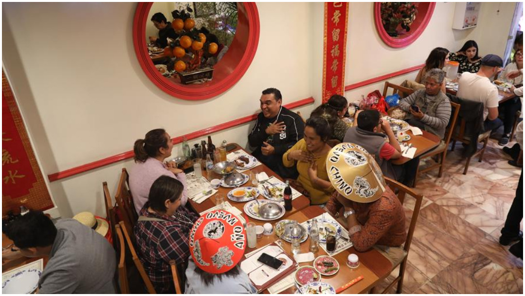 Foto: Asistentes al Barrio China prueban platillos orientales en festejos del Año Nuevo Chino, 25 de enero de 2020 (EFE)