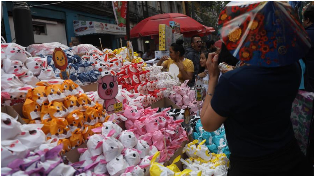 Foto: Comerciantes aprovechan festejos del Año Nuevo Chino para vender sus productos, 25 de enero de 2020 (EFE)