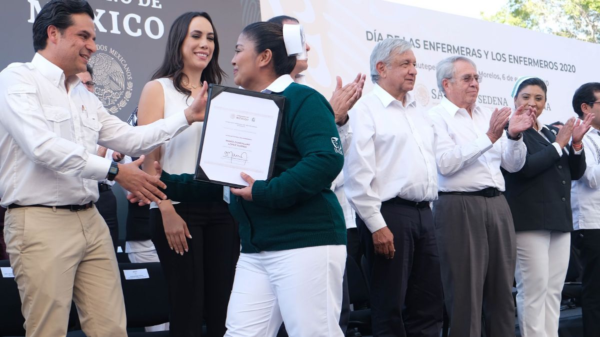 Foto: El presidente de México, Andrés Manuel López Obrador, entrega reconocimientos a enfermeras. Cuartoscuro