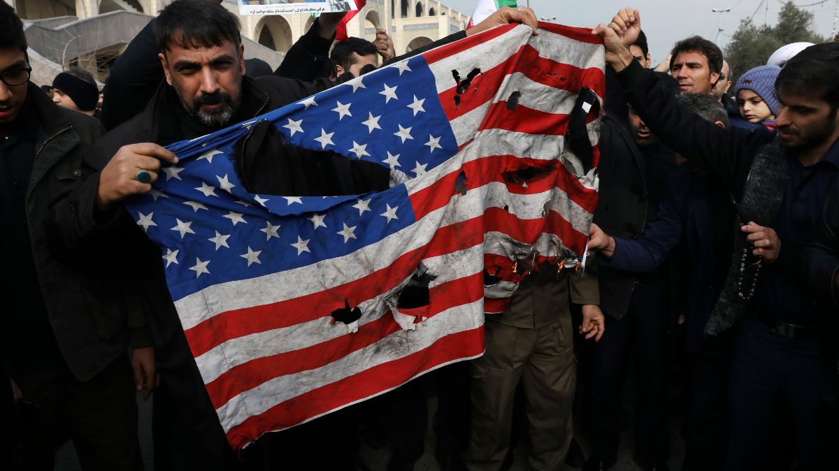 Foto: Manifestantes destruyen una bandera de Estados Unidos. AP