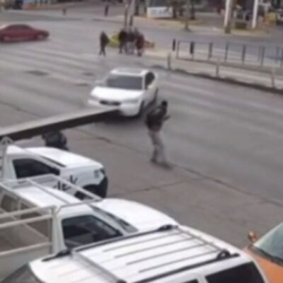 Video: Automovilista se pasa el semáforo, atropella a peatón y provoca carambola