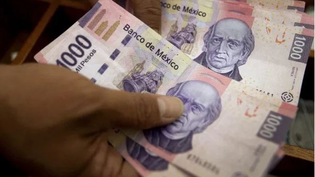 Imagen que muestra una persona contando billetes de 500 pesos mexicanos, 29 enero 2020