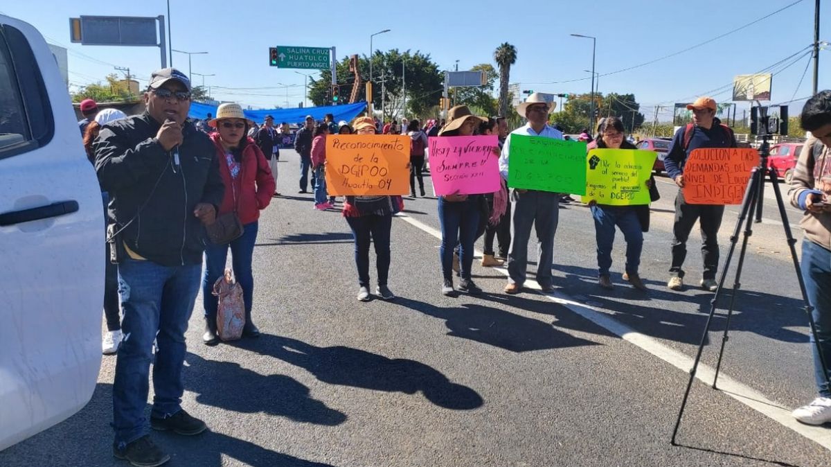CNTE bloquea carreteras y aeropuerto de Oaxaca