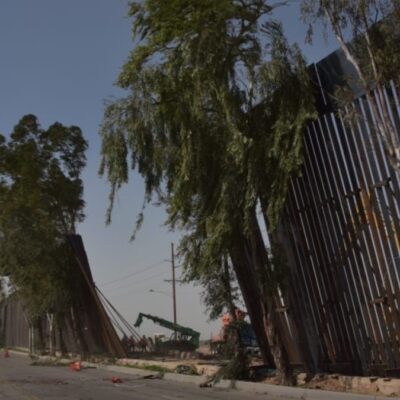 Cae muro de Trump por fuertes vientos en Mexicali
