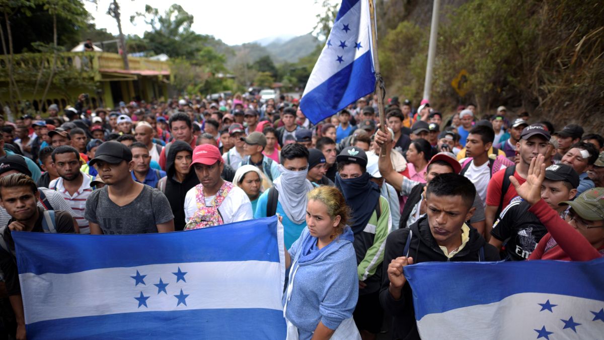 Foto: Cientos de migrantes hondureños avanzan en caravana por Guatemala. Reuters
