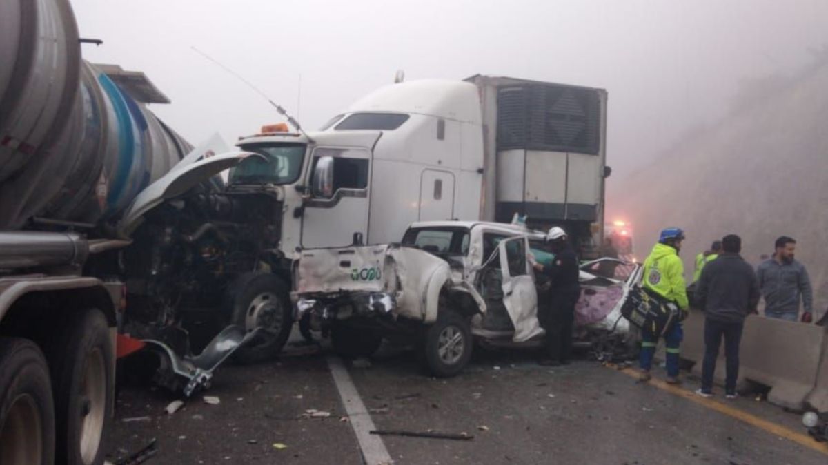 Foto: Unos cinco camiones quedaron destrozados en la autopista Saltillo-Monterrey.