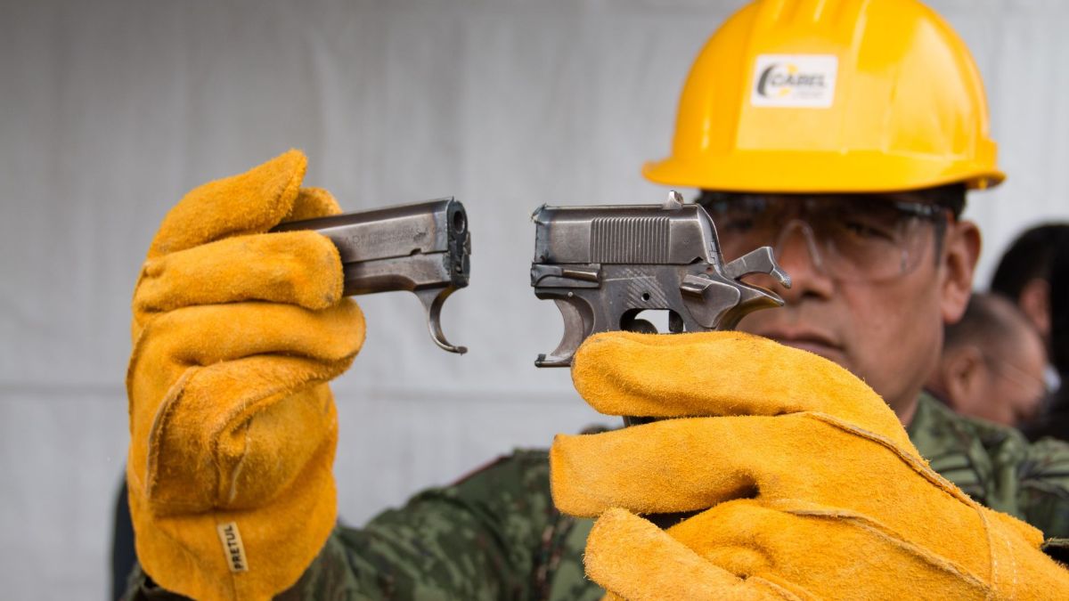 Foto: Un militar destruye una pistola. Cuartoscuro