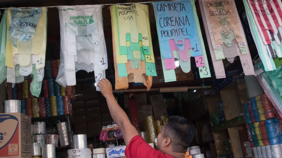 Foto: Un comercio de bolsas en la Ciudad de México. Cuartoscuro