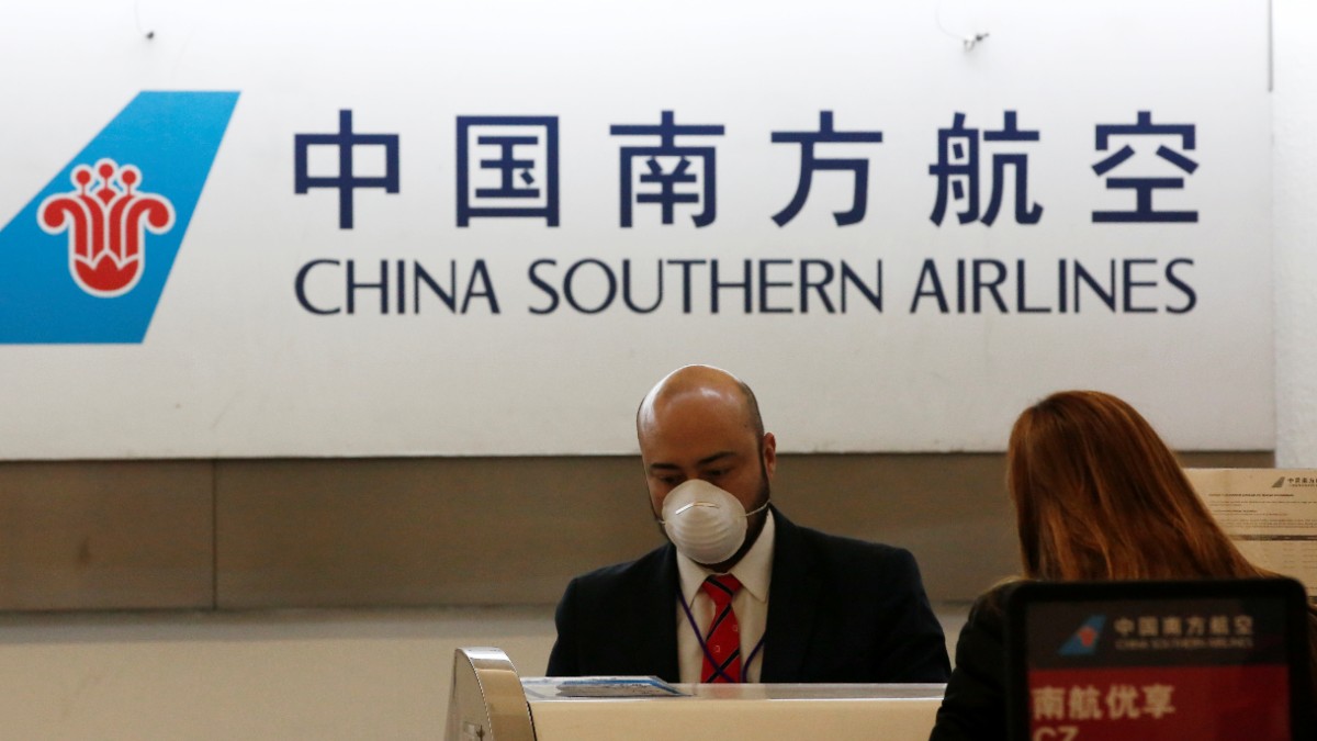 Foto: Un empleado de China Southern Airlines usa una máscara quirúrgica como medida preventiva a la luz del brote de coronavirus. Reuters