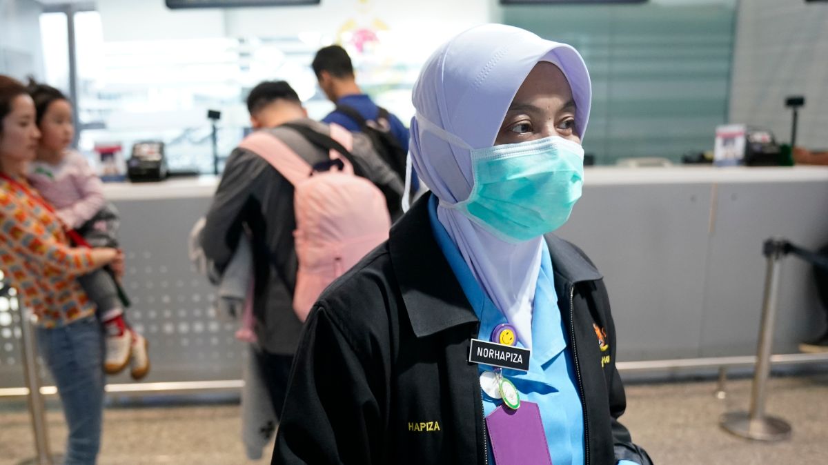 Foto: Un turista chino usa cubreboca en el aeropuerto de Malasia. AP