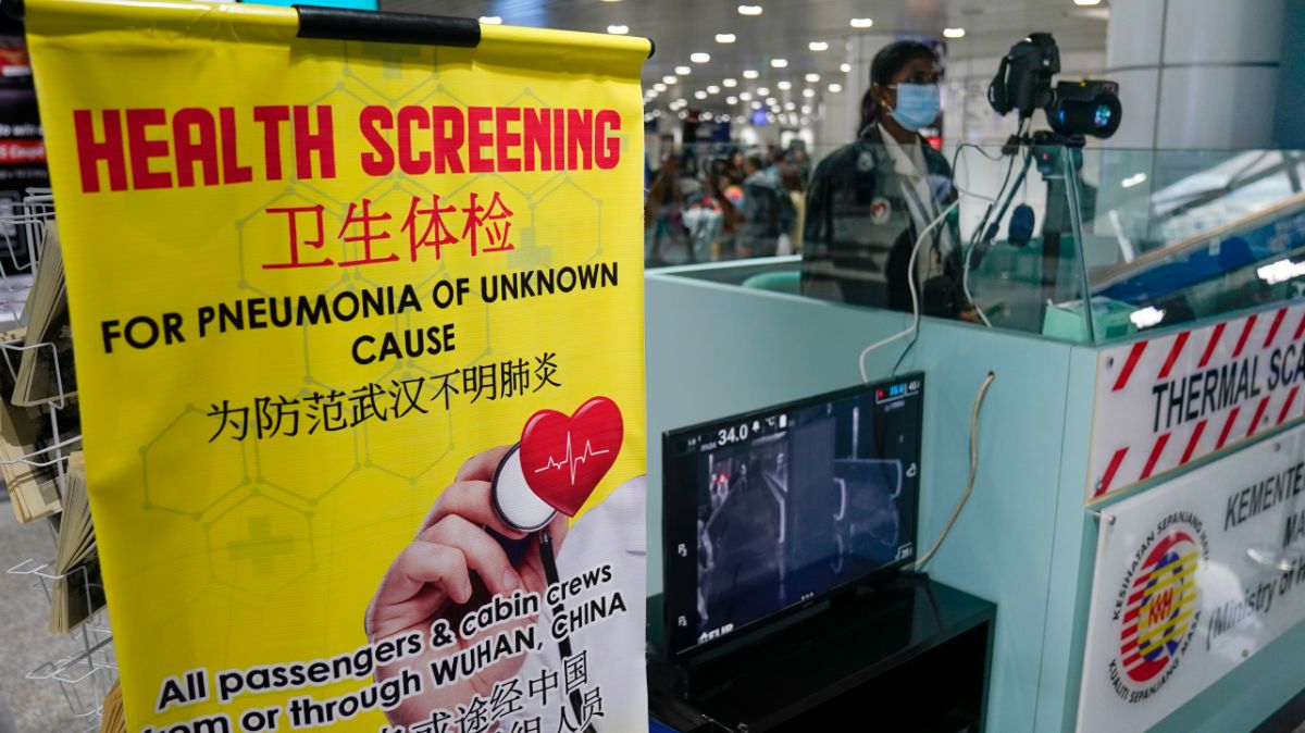Foto: Una estación sanitaria en el Aeropuerto Internacional de Malasia. AP