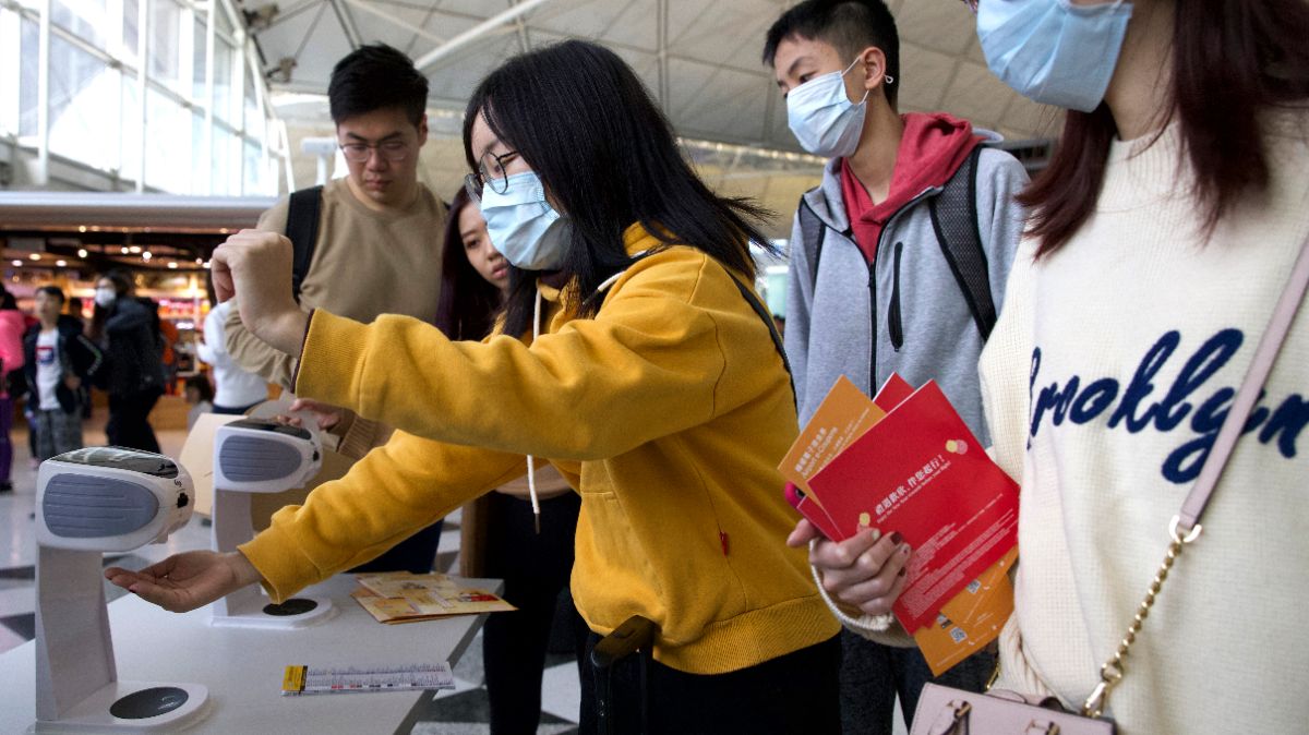Foto: Viajeros usan gel antibacterial y cubreboca en el Aeropuerto Internacional de Hong Kong. AP