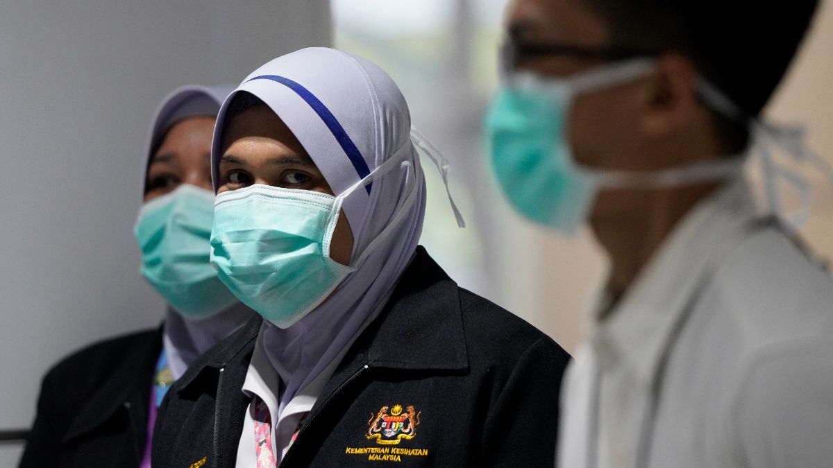 Foto: Médicos usan cubreboca en el aeropuerto de Malasia. AP