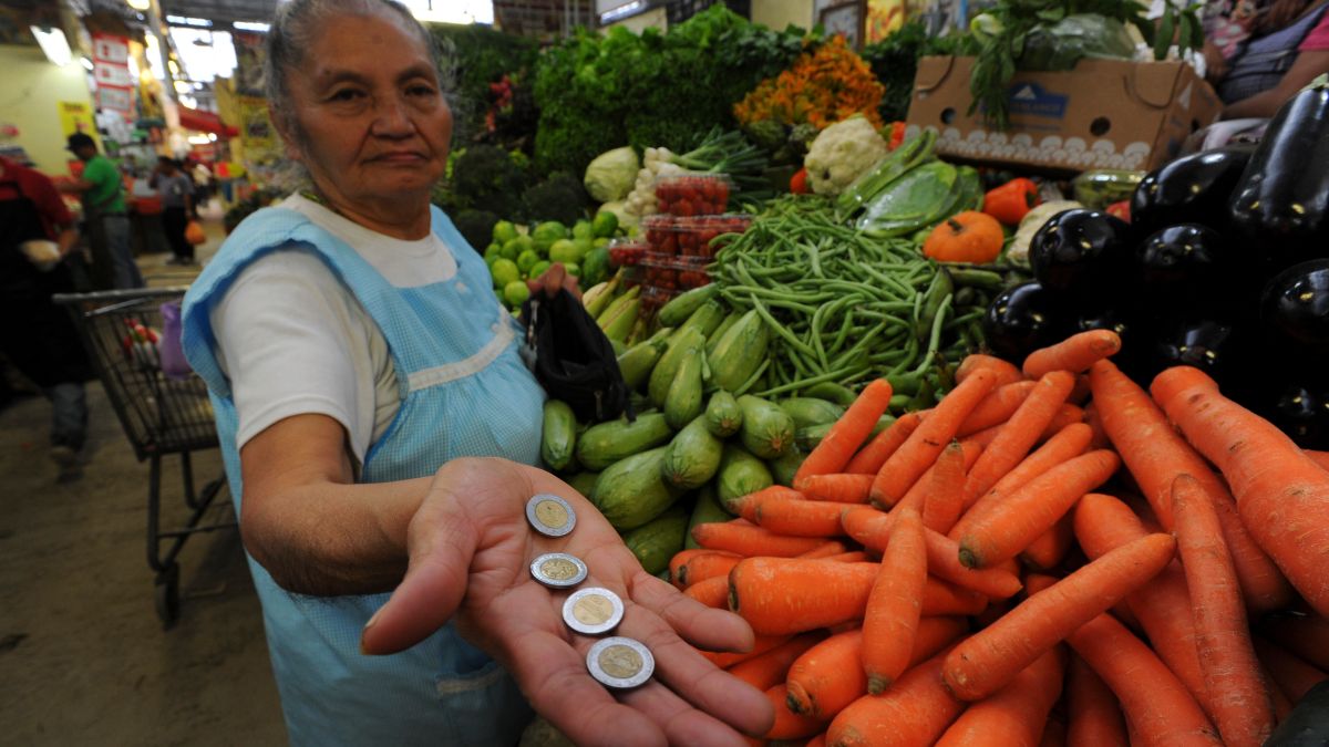 Foto: Una señora muestras unos pesos al comprar verdura en un mercado. Cuartoscuro