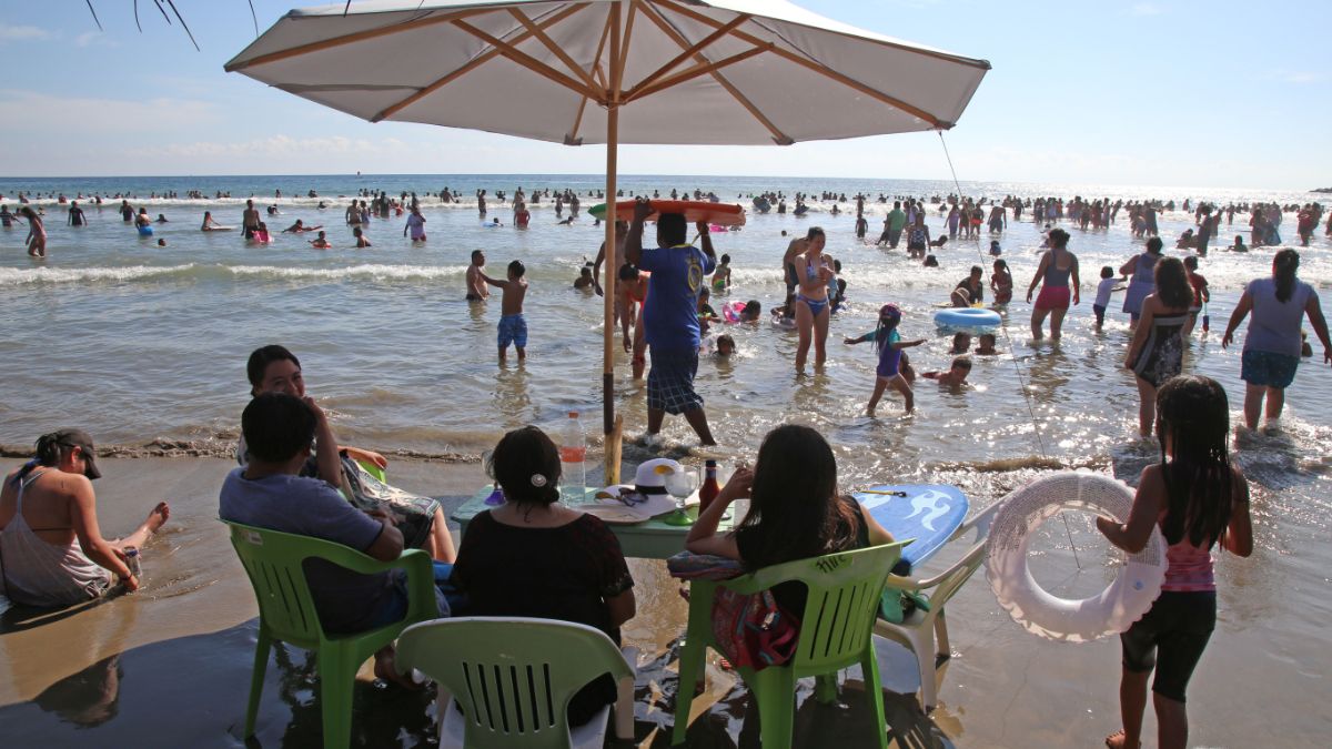 Foto: Familias vacacionan en una playa de Acapulco, Guerrero. Cuartoscuro