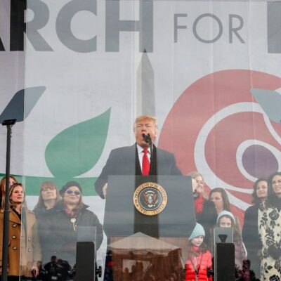 Trump, primer presidente en sumarse a marcha antiaborto