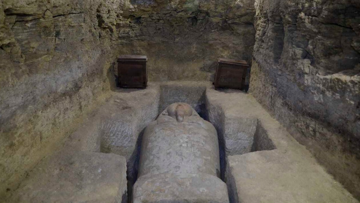 Foto: Descubren un sarcófago en la aldea de Tuna al-Gabal, en Minya, Egipto. AP