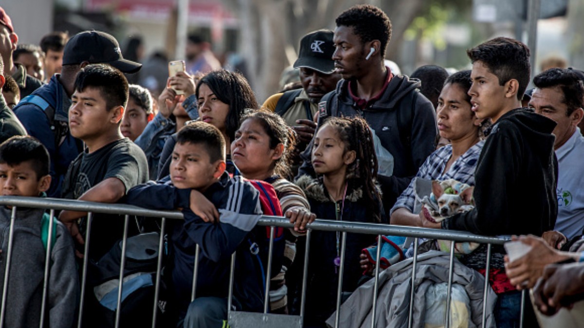 Foto: Migrantes centroamericanos esperando en la frontera entre México y EEUU. Getty Images