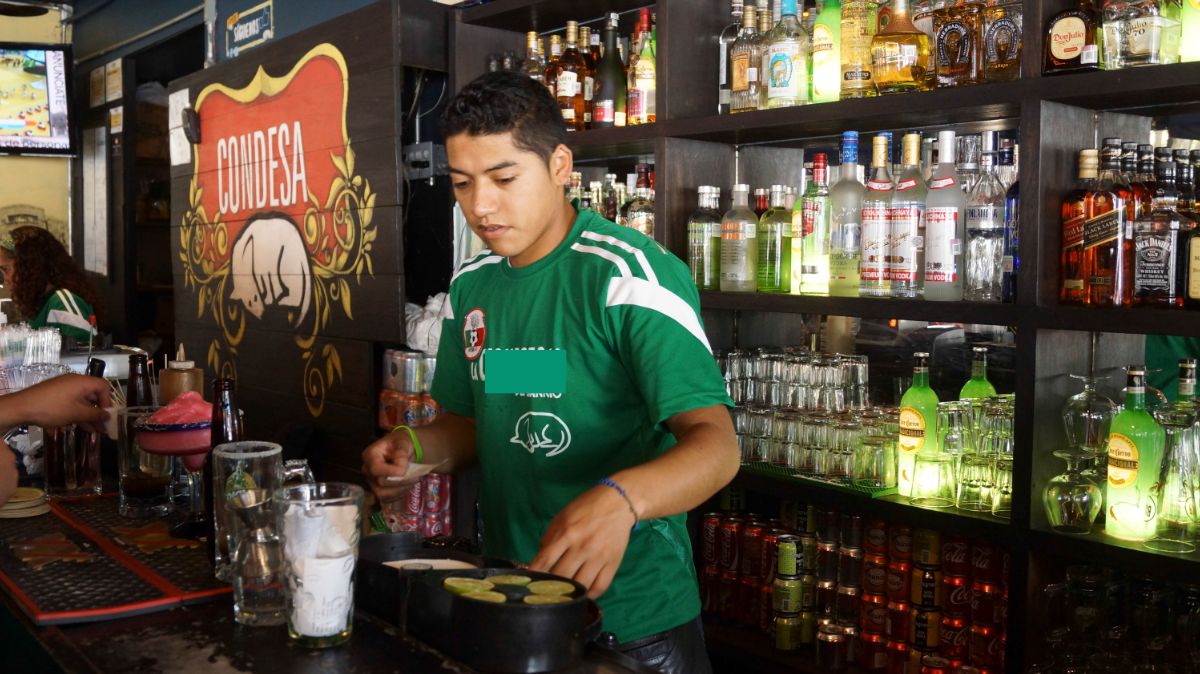 Foto: Un cantinero trabaja en un bar de la Condesa, CDMX. Cuartoscuro/Archivo