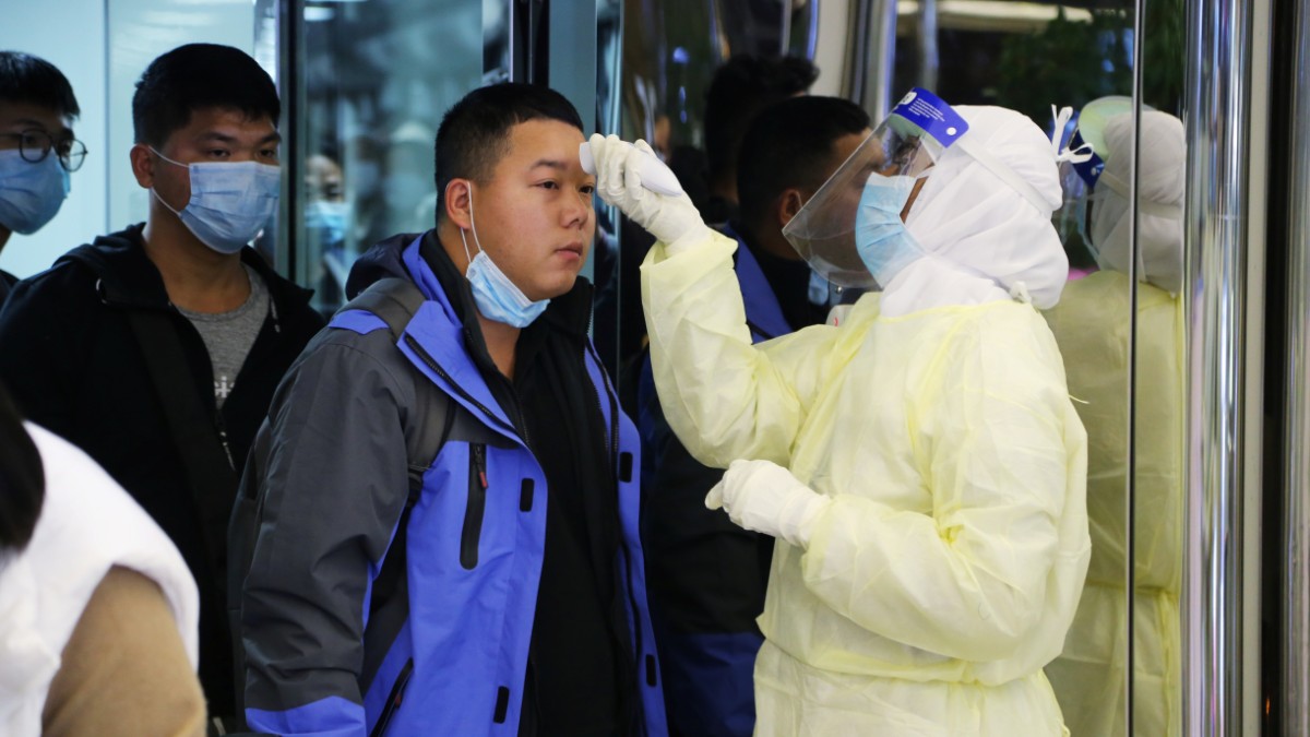 Foto: Servicios médicos toman la temperatura a un viajero chino. Reuters