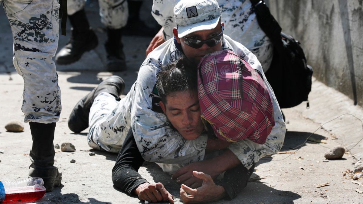 Foto: Un integrante de la Guardia Nacional detienen a un migrante. AP