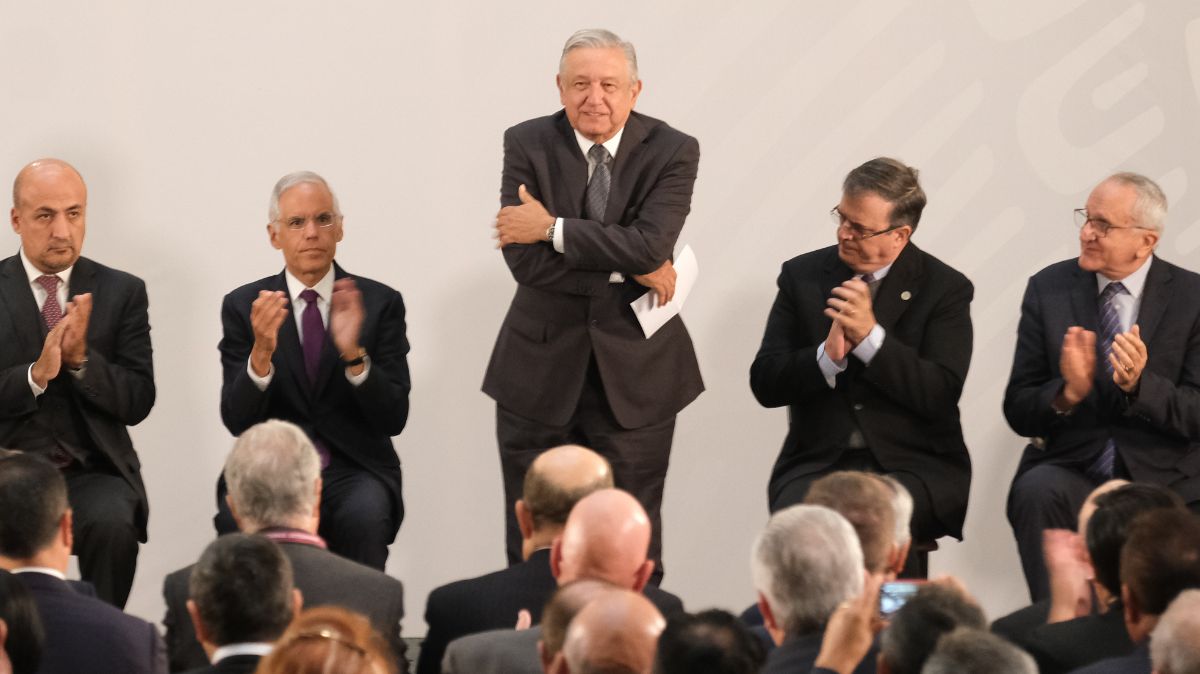 Foto: Andrés Manuel López Obrador durante la reunión de embajadores y cónsules en México. Cuartoscuro