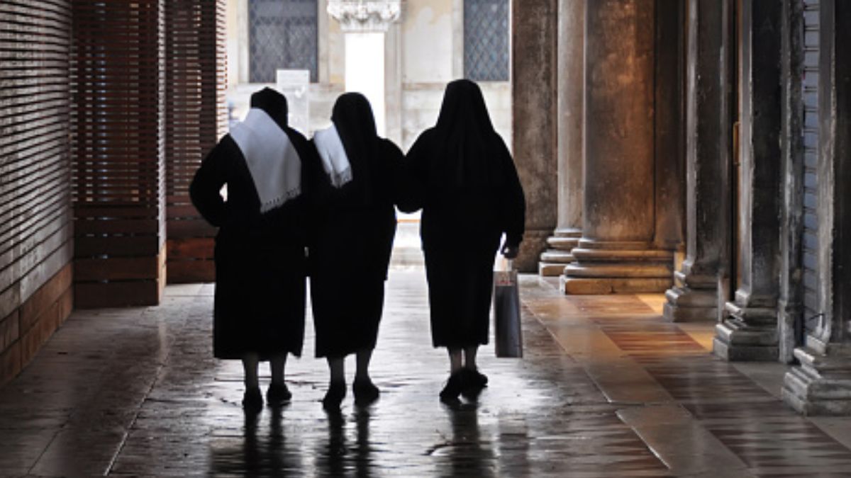 Foto: Tres monjas caminan por calles de Venecia. Getty Images