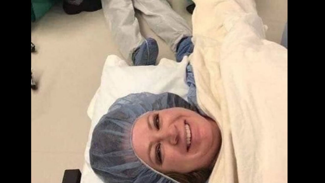Foto Mujer toma foto de su esposo desmayado en la sala de partos 28 enero 2020