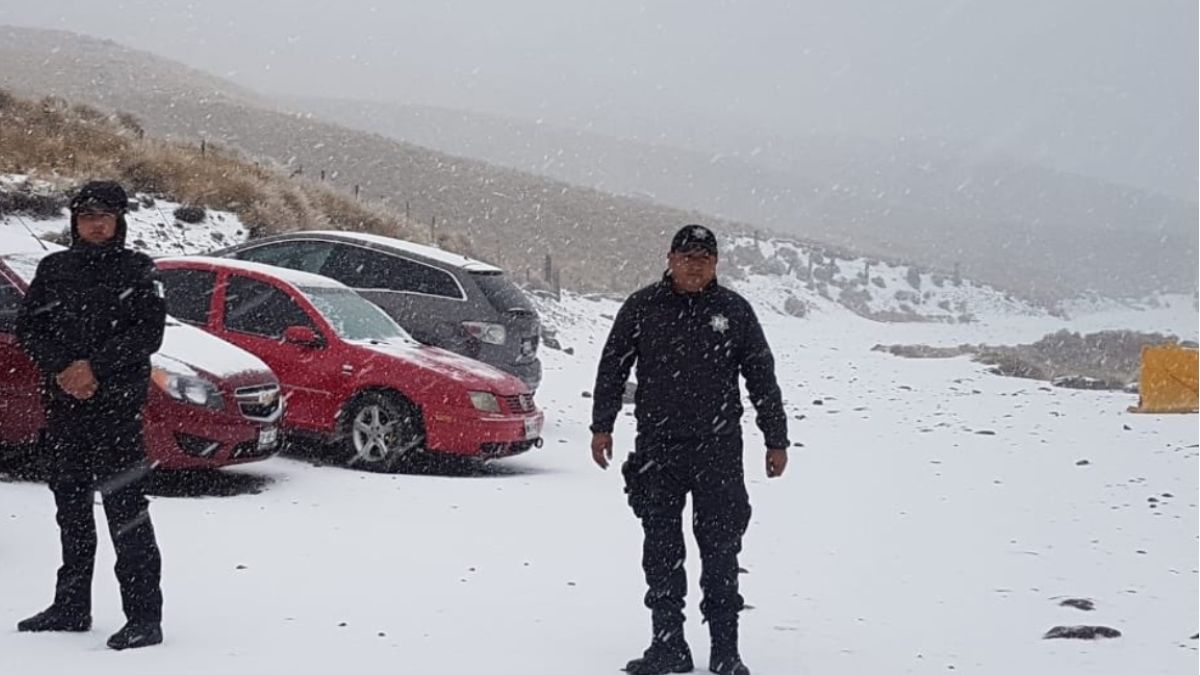 Foto: Policías vigilan las entradas al Nevado de Toluca.