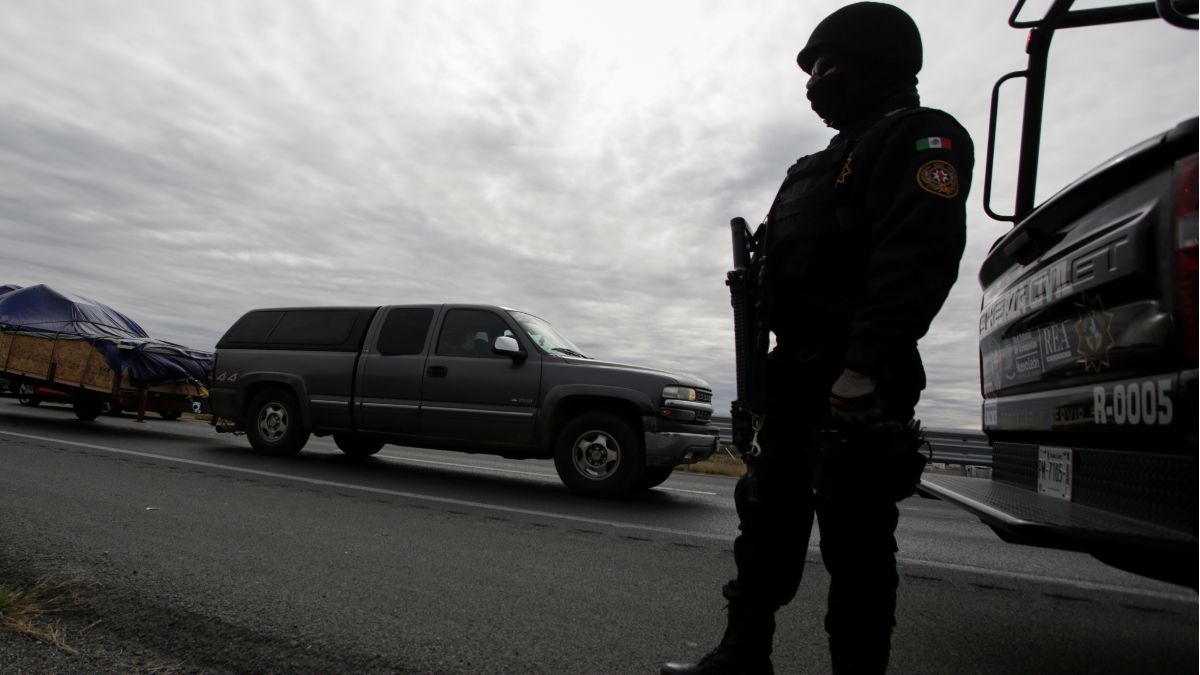Foto: Un policía estatal vigila una carretera de Nuevo Laredo, Tamaulipas. Reuters