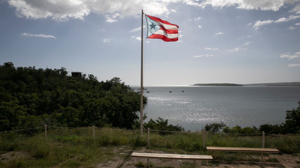 Foto: Una bandera de Puerto Rico ondea en la zona de Guayanilla. Reuters