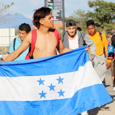 Caravana migrante rompe cerco y entra a Guatemala