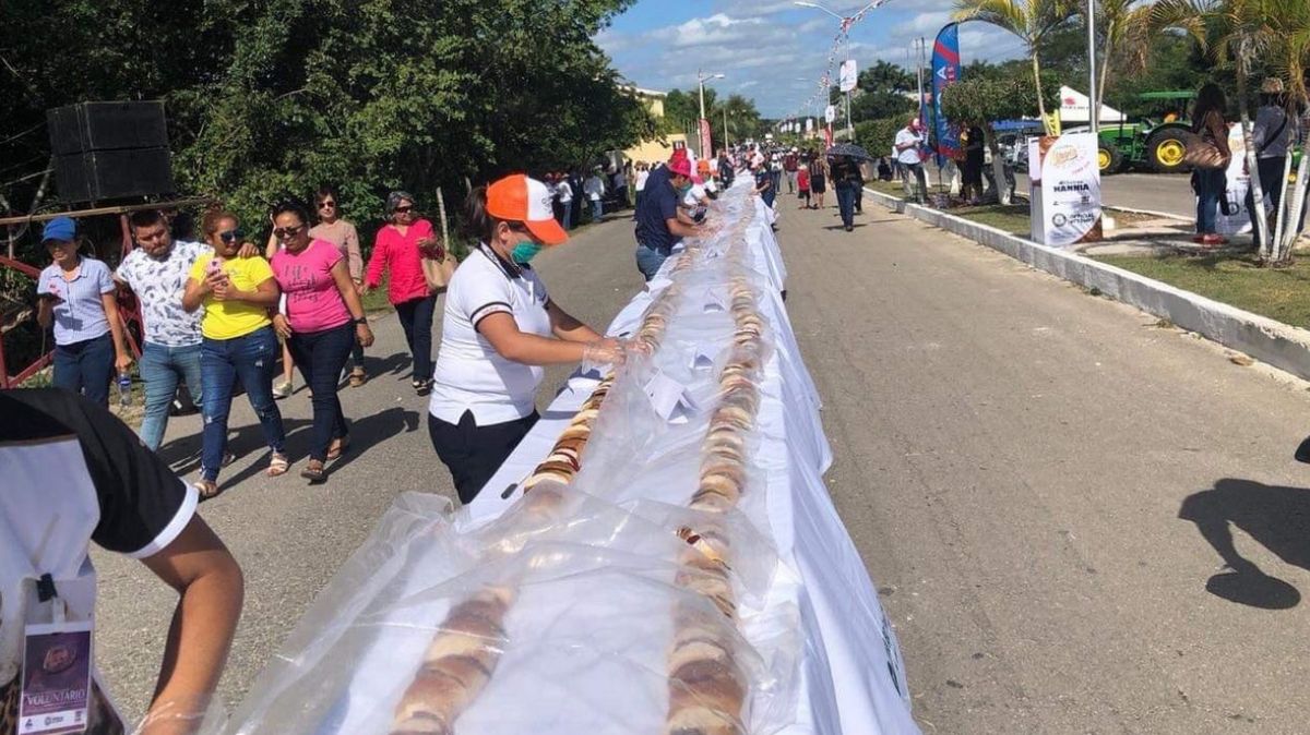 Rosca de Reyes más grande del mundo eleborada en Yucatán.