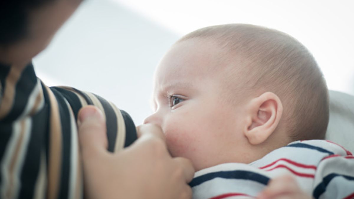 Foto: Una mujer amamanta a su bebé. Getty Images/Archivo